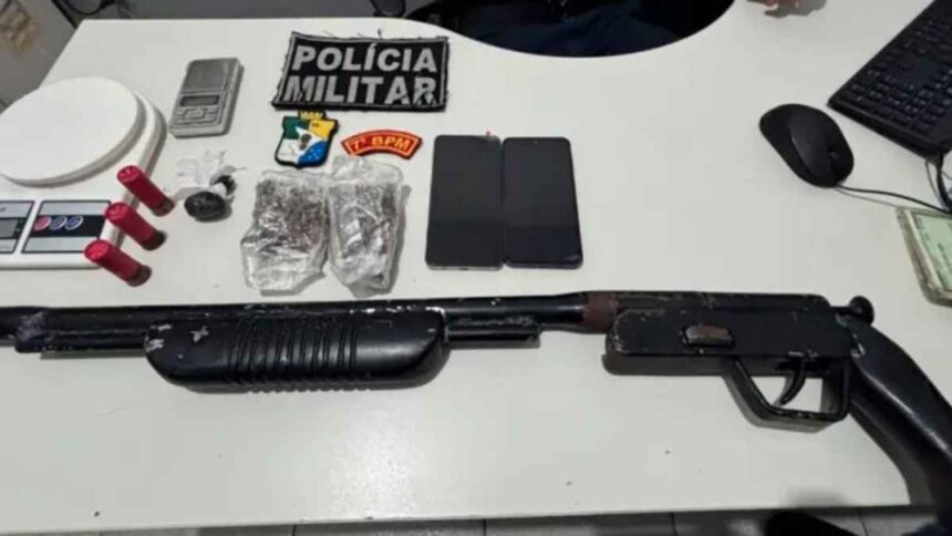 Arma caseira e drogas apreendidas pela PM no bairro Pratas em Lagarto.