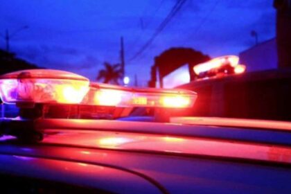 carro da polícia com sirene ligada