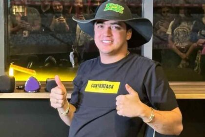 Natanzinho Lima durante apresentação musical em Sergipe