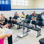 Profissionais de saúde e educação em reunião de planejamento em Lagarto.