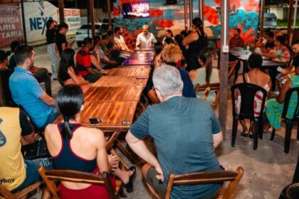 Prefeito Sérgio Reis em reunião com moradores do Residencial Kaptiva