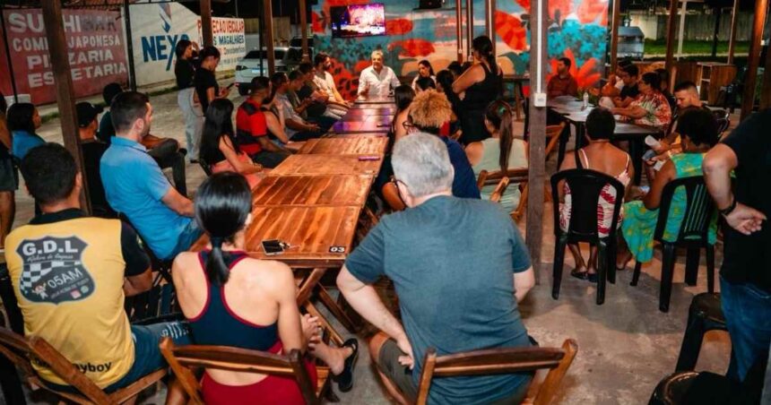 Prefeito Sérgio Reis em reunião com moradores do Residencial Kaptiva