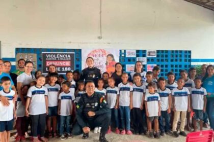 Policiais da Ronda Maria da Penha em atividade educativa na escola de Lagarto.