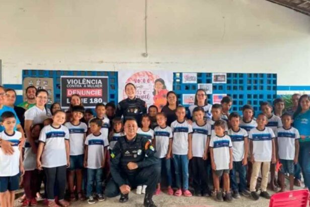 Policiais da Ronda Maria da Penha em atividade educativa na escola de Lagarto.