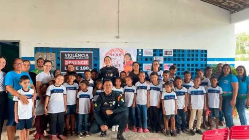 Policiais da Ronda Maria da Penha em atividade educativa na escola de Lagarto.