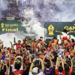 Torcedores e jogadores do Sergipe comemorando o título na Arena Batistão.