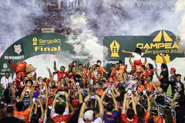 Torcedores e jogadores do Sergipe comemorando o título na Arena Batistão.