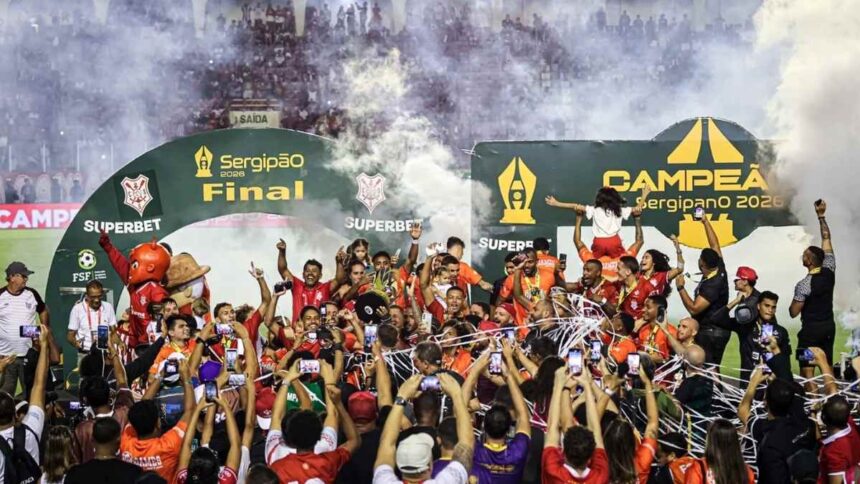 Torcedores e jogadores do Sergipe comemorando o título na Arena Batistão.