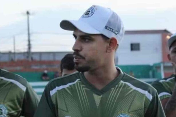 Foto do técnico Steve Almeida durante treinamento ou coletiva.