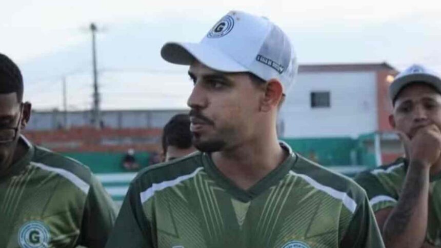 Foto do técnico Steve Almeida durante treinamento ou coletiva.