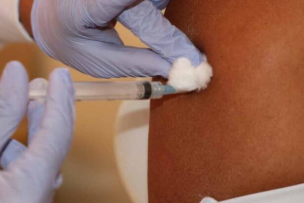 Profissional de saúde aplicando vacina contra chikungunya em morador de Lagarto.