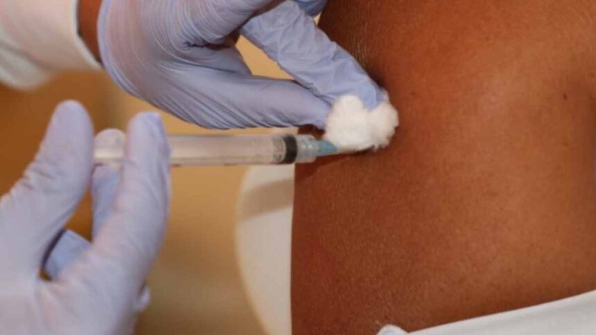 Profissional de saúde aplicando vacina contra chikungunya em morador de Lagarto.