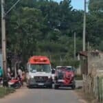 Ambulância do SAMU atendendo motociclista após colisão contra portão no bairro Rosendo Ribeiro Filho em Lagarto.