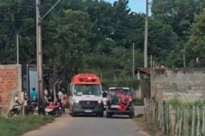 Ambulância do SAMU atendendo motociclista após colisão contra portão no bairro Rosendo Ribeiro Filho em Lagarto.