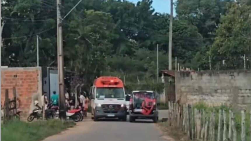 Ambulância do SAMU atendendo motociclista após colisão contra portão no bairro Rosendo Ribeiro Filho em Lagarto.