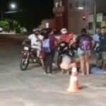 pessoas atendendo vítima de acidente de moto na rodovia SE-170 em Lagarto.
