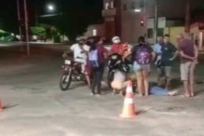 pessoas atendendo vítima de acidente de moto na rodovia SE-170 em Lagarto.