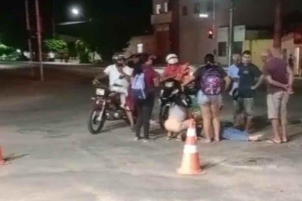 pessoas atendendo vítima de acidente de moto na rodovia SE-170 em Lagarto.