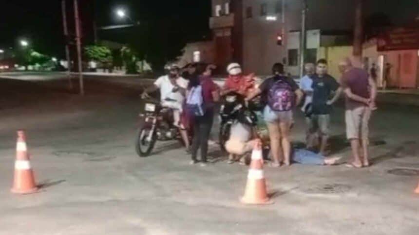 pessoas atendendo vítima de acidente de moto na rodovia SE-170 em Lagarto.
