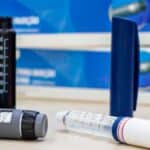 imagem de frascos de medicamentos injetáveis proibidos para venda.