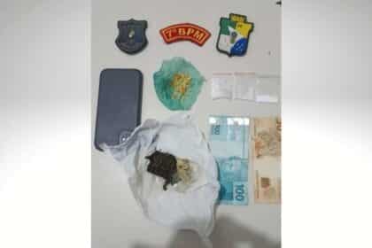 Drogas apreendidas pela Polícia Militar dentro de motocicleta na Praça do Tanque Grande, em Lagarto.