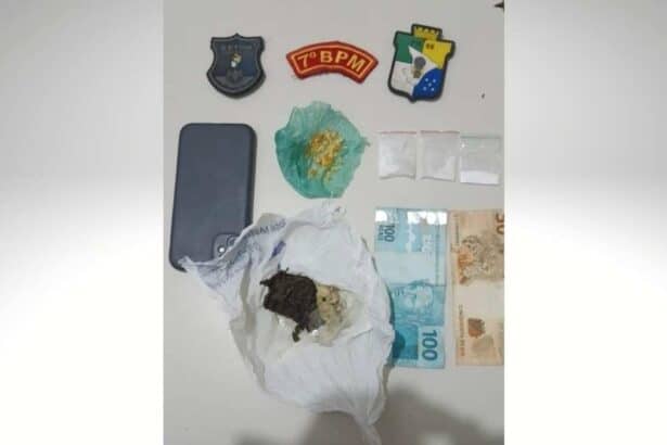 Drogas apreendidas pela Polícia Militar dentro de motocicleta na Praça do Tanque Grande, em Lagarto.