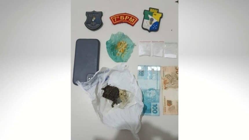 Drogas apreendidas pela Polícia Militar dentro de motocicleta na Praça do Tanque Grande, em Lagarto.