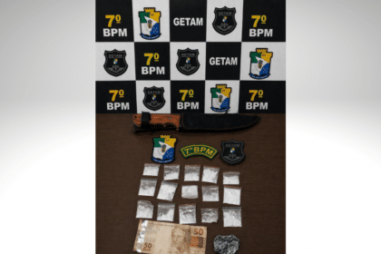 Drogas, dinheiro e faca apreendidos pela Polícia Militar em Lagarto no bairro Ademar de Carvalho.