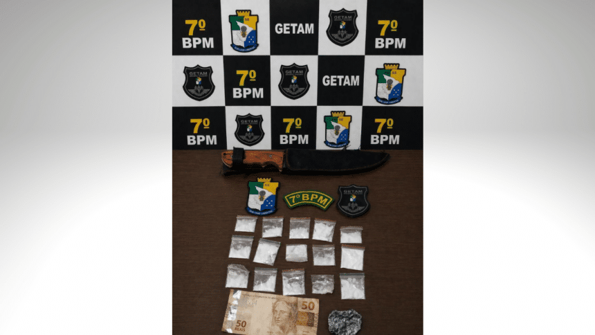 Drogas, dinheiro e faca apreendidos pela Polícia Militar em Lagarto no bairro Ademar de Carvalho.