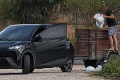 Homem flagrado descartando lixo em área de horta no bairro Horta, em Lagarto.