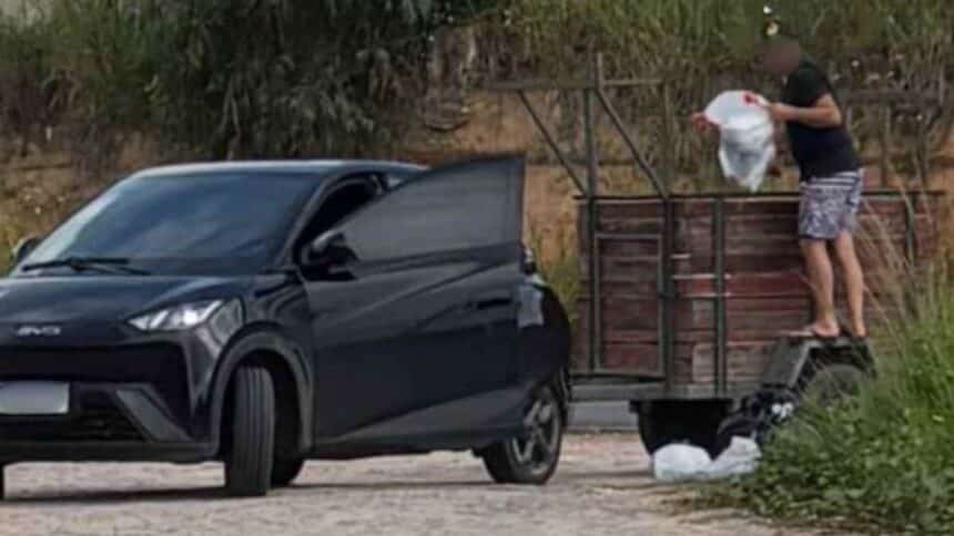 Homem flagrado descartando lixo em área de horta no bairro Horta, em Lagarto.