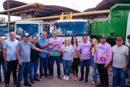 Prefeito Sérgio Reis e deputado Fábio Reis durante entrega de caminhão-pipa e basculantes em Lagarto.