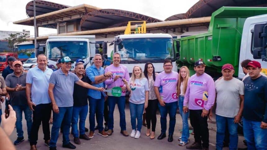 Prefeito Sérgio Reis e deputado Fábio Reis durante entrega de caminhão-pipa e basculantes em Lagarto.