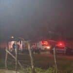 Equipes da Polícia e IML no bairro Pratas em Lagarto após acidente fatal em curral.