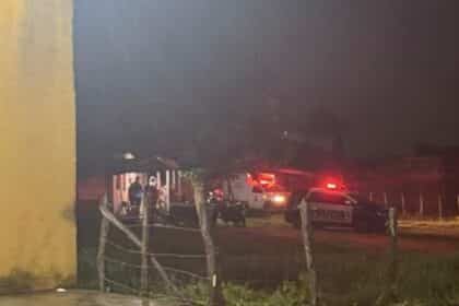 Equipes da Polícia e IML no bairro Pratas em Lagarto após acidente fatal em curral.
