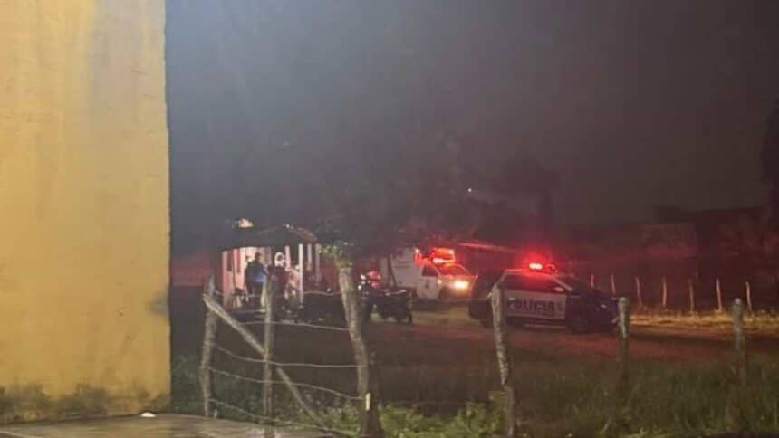 Equipes da Polícia e IML no bairro Pratas em Lagarto após acidente fatal em curral.