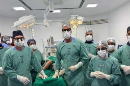 Equipe médica do Huse realizando cirurgia