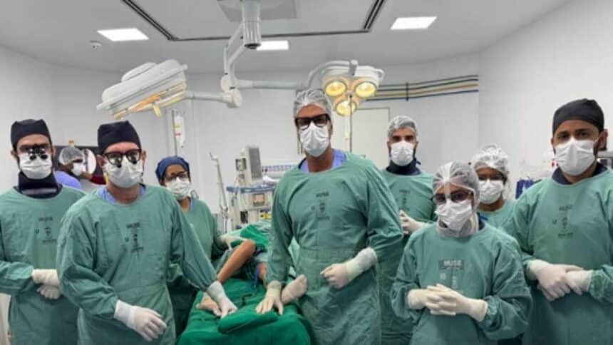 Equipe médica do Huse realizando cirurgia