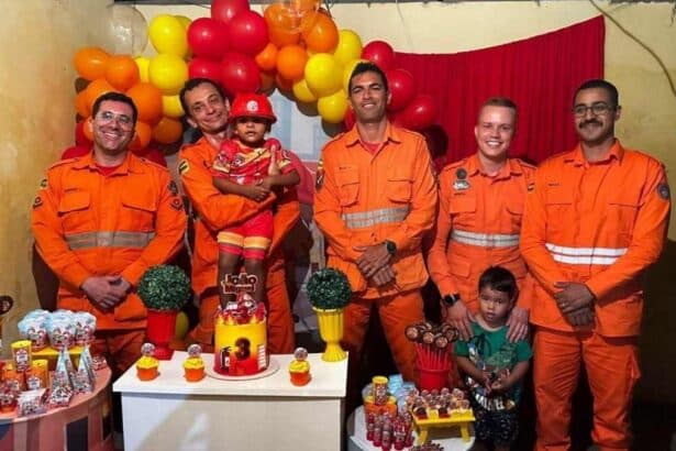 Criança vestida de bombeiro ao lado de militares do Corpo de Bombeiros em Lagarto.