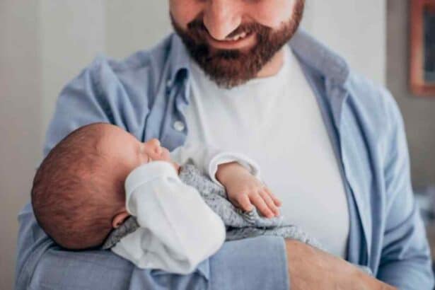 Pai trabalhador autônomo segurando seu filho após a sanção da nova lei de licença-paternidade.