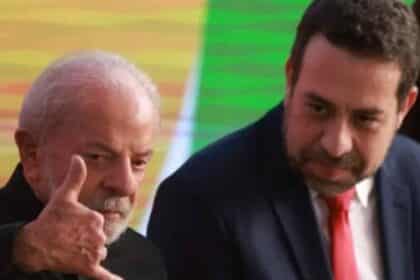 Trabalhador comemorando o anúncio do fim da escala 6x1 e a nova jornada de trabalho.