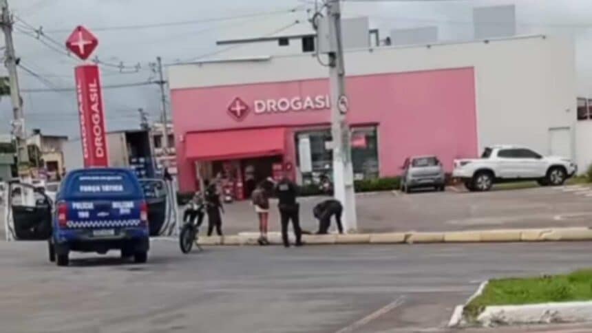 Motocicleta apreendida pela Polícia Militar após perseguição no centro de Lagarto.