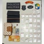 Foto dos invólucros de cocaína, dinheiro em espécie e celulares apreendidos com a condutora no bairro Ademar de Carvalho, em Lagarto