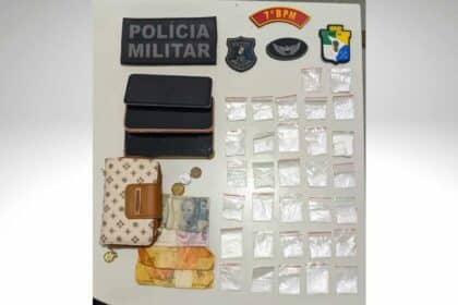 Foto dos invólucros de cocaína, dinheiro em espécie e celulares apreendidos com a condutora no bairro Ademar de Carvalho, em Lagarto