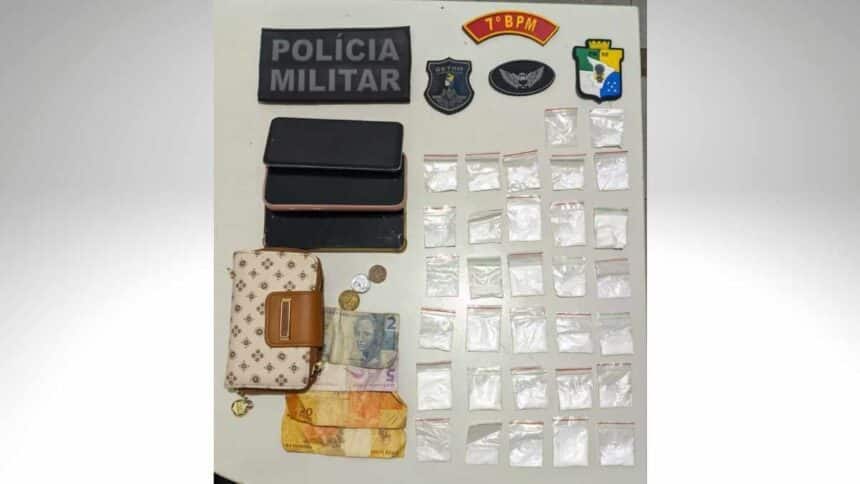 Foto dos invólucros de cocaína, dinheiro em espécie e celulares apreendidos com a condutora no bairro Ademar de Carvalho, em Lagarto