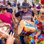 Multidão acompanhando o trio elétrico no tradicional cortejo da Pega do Mastro pelas ruas de Lagarto.