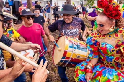 Multidão acompanhando o trio elétrico no tradicional cortejo da Pega do Mastro pelas ruas de Lagarto.