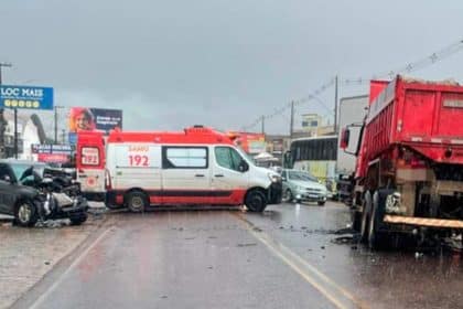 Local do acidente na rodovia SE-270 em Lagarto envolvendo um caminhão e um carro de passeio.