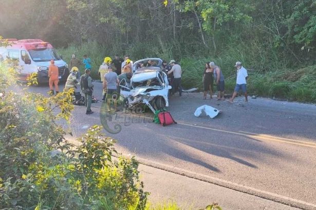 Ambulâncias do Samu e equipes de resgate prestando atendimento na rodovia SE-270 após acidente com veículo da comitiva do governador.