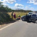 Viatura do Batalhão de Polícia Rodoviária (BPRv) estacionada no acostamento de uma rodovia estadual durante o dia.